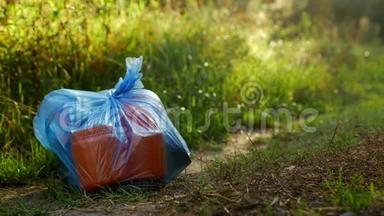 <strong>一包</strong>塑料垃圾在森林道路上，污染自然，垃圾和自然，垃圾